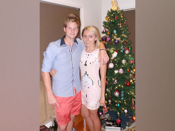 Steve Smith with wife Dani Willis (Image: Steve Smith's Twitter)