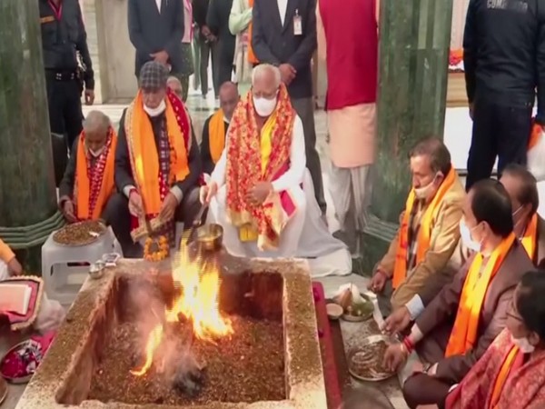 Haryana CM Manohar lal Khattar offer prayers for long life of PM Modi (Photo/ANI) 