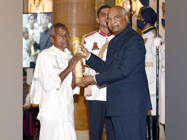 President Ram Nath Kovind presenting the Padma Shri Award to Harekala Hajabba at Rashtrapati Bhavan in New Delhi on Monday. (Photo/PIB)