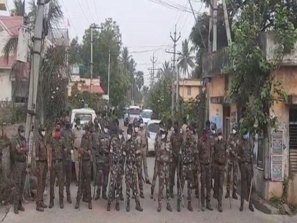 ACB officers blocking the lane to Dhulipalla Narendra Kumar's residence before the arrest (Photo/ANI)