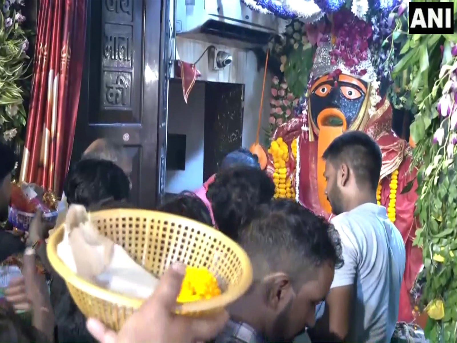 Kali Mata Temple in Moradabad witnesses devotees' huge gathering on Sharadiya Navratri (Photo/ANI)