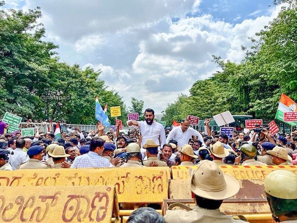 Youth Congress President Mohammed Nalapad protests against the Centre on July 21 (Photo/Twitter id of Mohammed Nalapad)