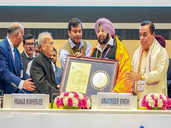 Punjab Chief Minister Captain Amarinder Singh getting the award from former President Pranab Mukherjee in New Delhi on Sunday. Photo/ANI    