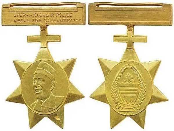 The old medal (Left), the new medal (right)