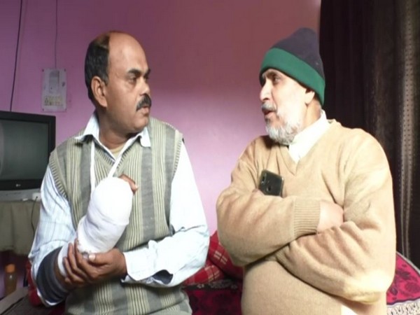 Policeman Ajay Kumar (L) and Hajji Qadir