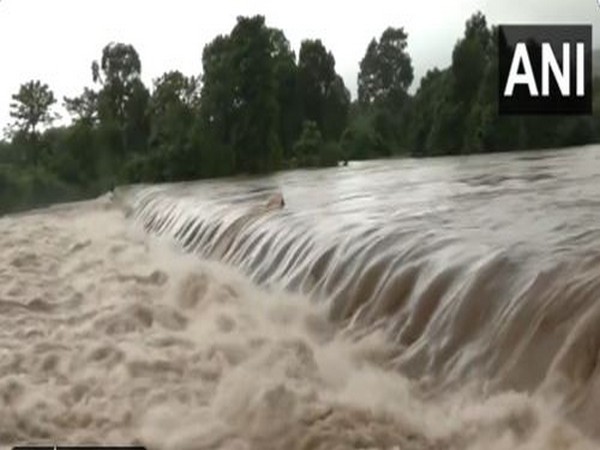 Vaitarna River in Palghar swells as the region continues to receive incessant heavy rainfall. (ANI/photo)