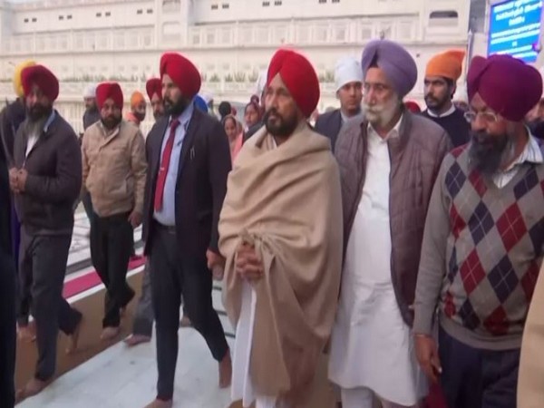 Punjab Chief Minister Charanjit Singh Channi, Punjab Deputy Chief Minister Sukhjinder Singh Randhawa at Golden Temple (Photo/ANI)
