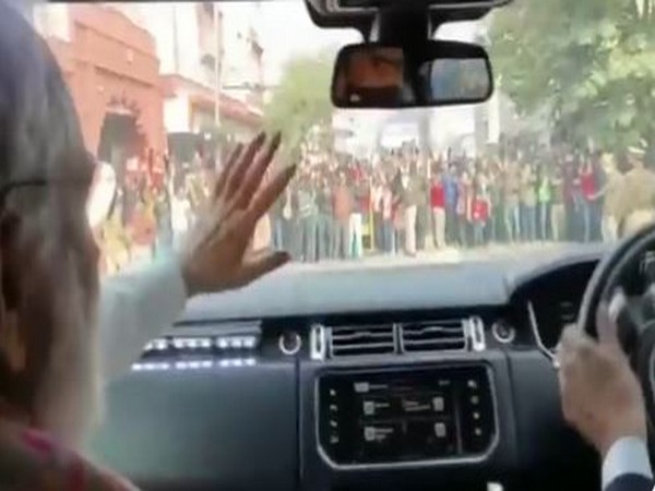 PM Modi recieves warm welcome in Meerut (Photo/ANI)