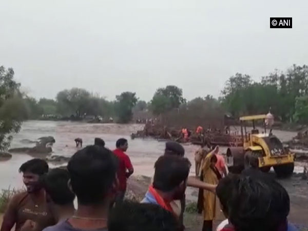 Rescue operations to save seven labours trapped in flood on Sunday. Photo/ANI