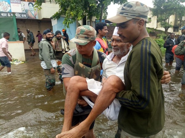 Indian Army in flood operation in Maharashtra 
