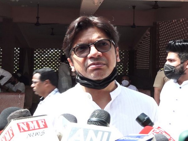 Singer Shaan speaking to reporters in Mumbai on Thursday. [Photo/ANI]
