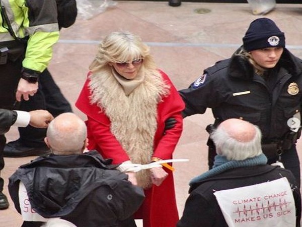 Jane Fonda in cuffs being escorted by the police (Picture Courtesy: Instagram)