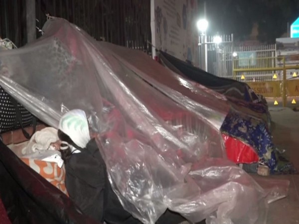 People sleeping outside AIIMS on footpath in New Delhi 