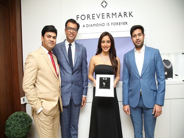 (L-R) Amit Bandi, CEO, DP Abhushan Ltd, Sachin Jain, President, Forevermark India, Actress Neha Sharma and Vikas Kataria, Managing Director, DP Abhushan Ltd.