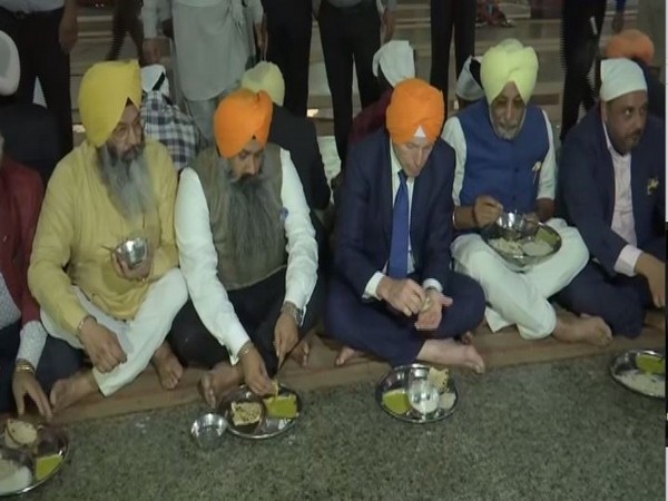 Tony Abbott partook the langar at the Golden Temple in Amritsar on Sunday