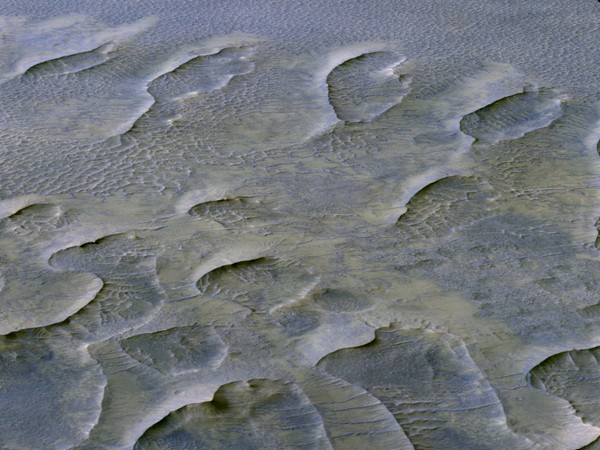 Wind-driven sand dunes are common on modern Mars and the presence of certain sedimentary rock layers indicates these landforms occurred there in the past. (Image: NASA/JPL/University of Arizona.)