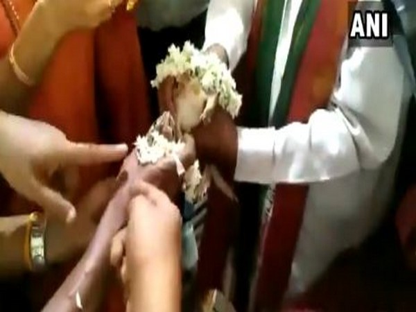 Frogs getting married in Udupi, Karnataka, on Saturday. Photo/ANI