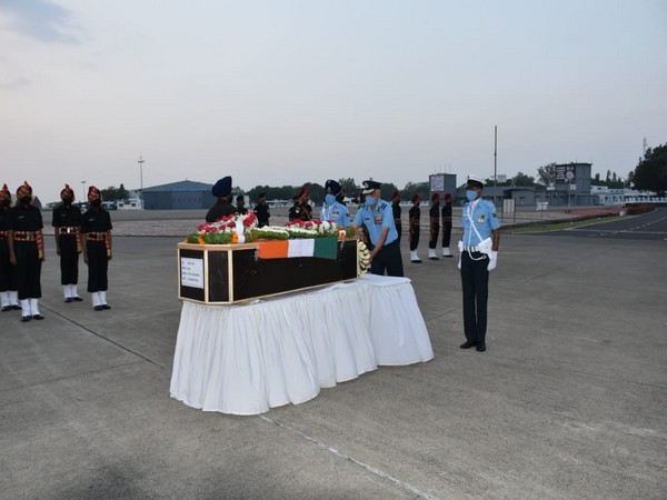Brigadier Sanjay Saxena lays wreath on the mortal remains of Havaldar Patil Sangram Shivaji in Pune on Sunday. (Photo/ANI)