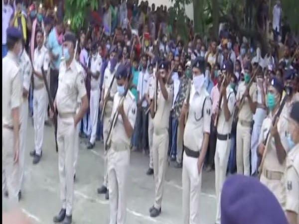 Raghuvansh Prasad Singh was held with full state honour in Vaishali today. (Photo: ANI)