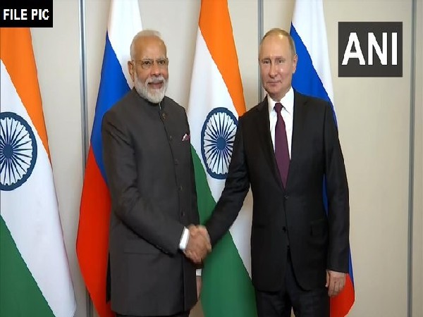 Russian President Vladimir Putin with PM Narendra Modi. (File Photo)