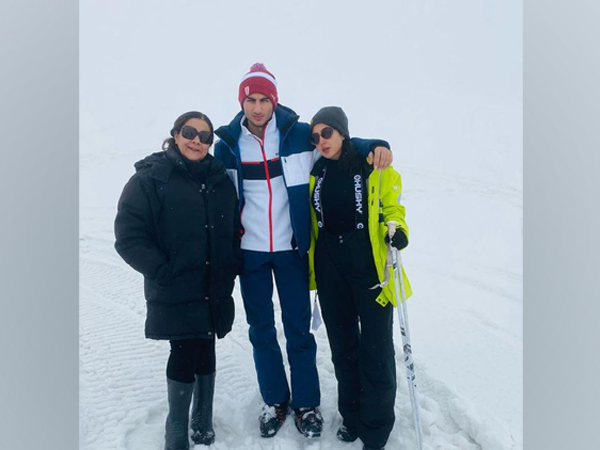 Sara Ali Khan with family (Image Source: Instagram)