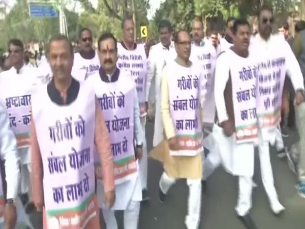 BJP leader Shivraj Singh Chouhan with party workers in Bhopal in Madhya Pradesh. Photo/ANI