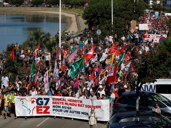 Anti-G7 protesters at a march near the France-Spain border on August 24 (Photo/Reuters)
