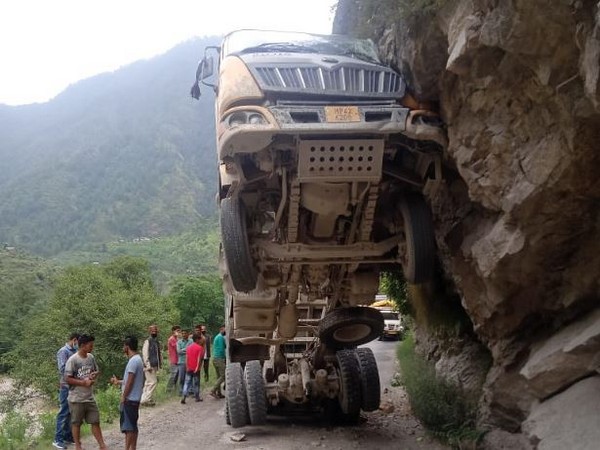A truck overturned, blocking the Garsa-Bhuntar route on Saturday. (Photo/ANI)