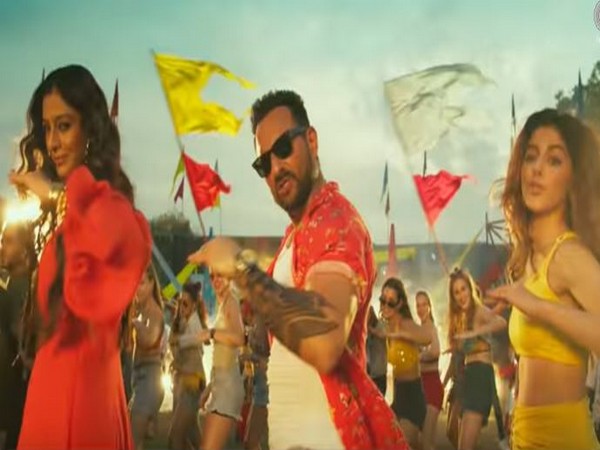 A still from the song 'Gallan Kardi' (Image Source: YouTube)