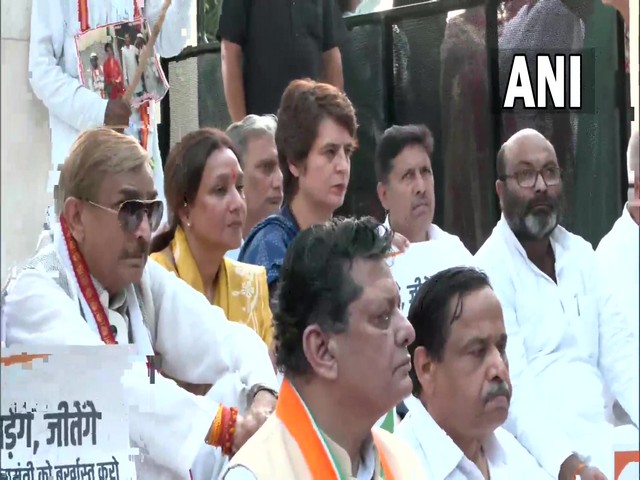 Congress General Secretary Priyanka Gandhi Vadra & other party leaders observe 'maun vrat' at Gandhi statue at GPO, Lucknow. (Photo/ ANI)