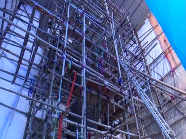 A 46-feet tall biodegradable Ganesha idol being installed in Bhubaneshwar for Ganesh Chaturthi celebrations. [Photo/ANI]