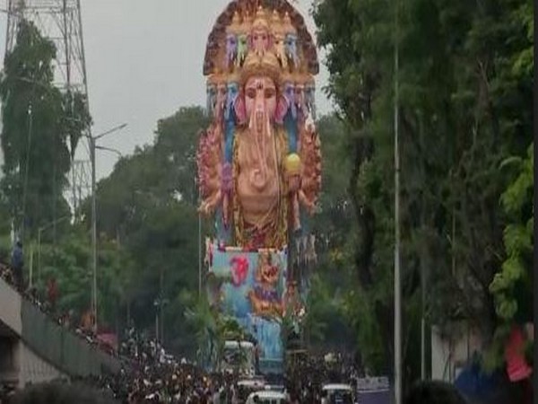 The devotees immersed the tallest idol -- Khairatabad Ganesh -- in Hussain Sagar Lake on Thursday. Photo/ANI