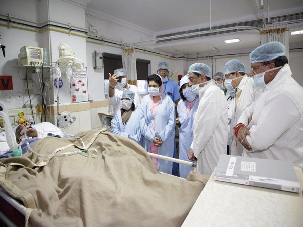 Madhya Pradesh Chief Minister Kamal Nath on Thursday visited the city hospital where former Chief Minister Babulal Gaur undergoing treatment. Photo/ANI