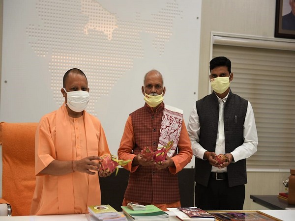    Uttar Pradesh farmer Gaya Prasad Singh met Chief Minister Yogi Adityanath on Sunday. Photo/Twitter/Uttar Pradesh CMO