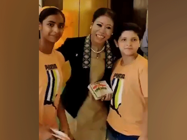 Mary Kom with fans. (Photo/ SAI Media screengrab)