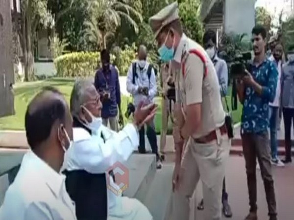 Congress leader V Hanumantha Rao staging sit-in protest at Telangana Martyrs' Memorial on Monday. (Photo/ANI)