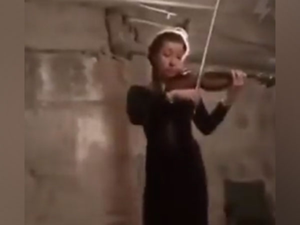 Girl hiding in bomb shelter plays song by Ukrainian composer Mykola Lysenko (Twitter: Ukraine MFA)