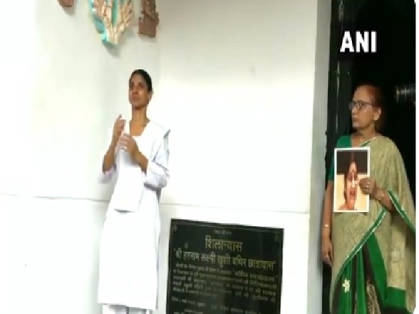 Geeta, the Indian girl rescued from Pakistan, pays tribute to Sushma Swaraj in Indore, Madhya Pradesh on August 7. Photo/ANI