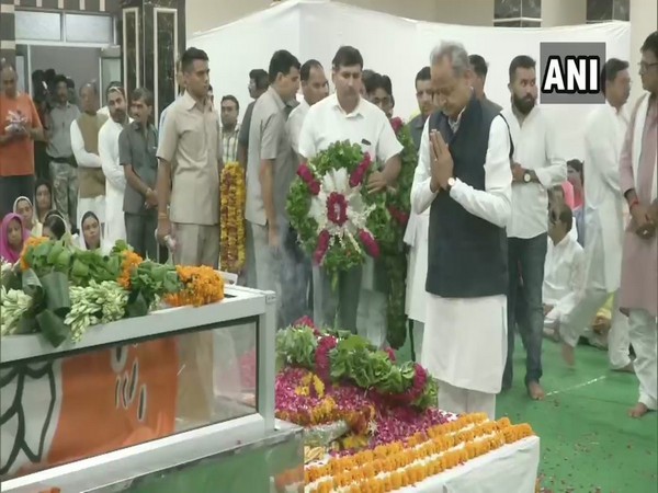 Rajasthan Chief Minister Ashok Gehlot while paying tribute to Rajasthan BJP chief Madan Lal Saini on Tuesday. (Photo:ANI)