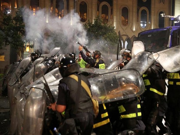 Police fire tear gas on protesters outside the Georgian Parliament on Jun 21 (Photo/Reuters)