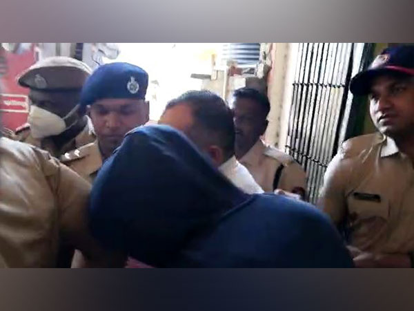Accused Sheezan Khan being taken to Vasai Court in Mumbai (Photo/ANI)