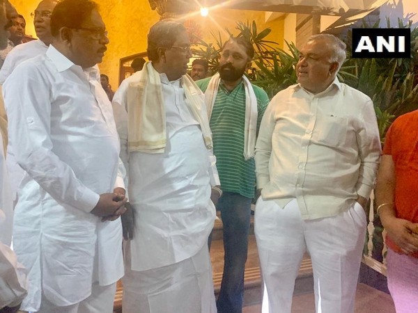 CLP leader Siddaramaiah held a meeting with rebel MLA Ramalinga Reddy on Sunday. Photo/ANI