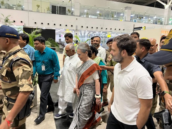 Congress leaders Sonia Gandhi and Rahul Gandhi at the Bhopal airport after their aircraft, which departed from Bengaluru, made an emergency landing. (Photo/ANI)