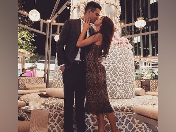 Wells Adams and Sarah Hyland (Image courtesy: Instagram)