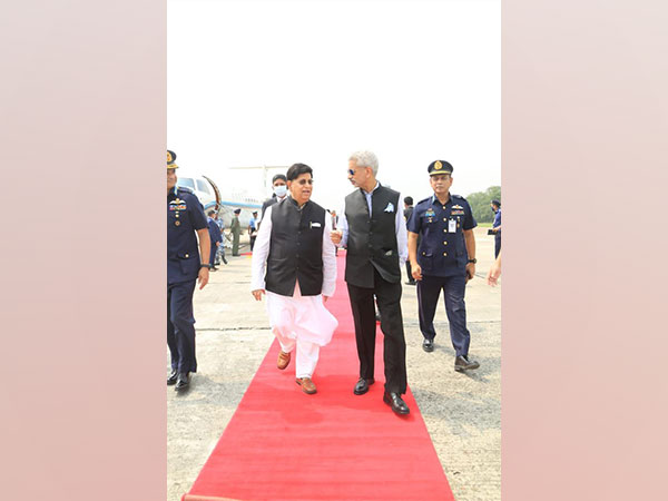 EAM S Jaishankar with his Bangladesh counterpart AK Abdul Momen (Photo/ANI)