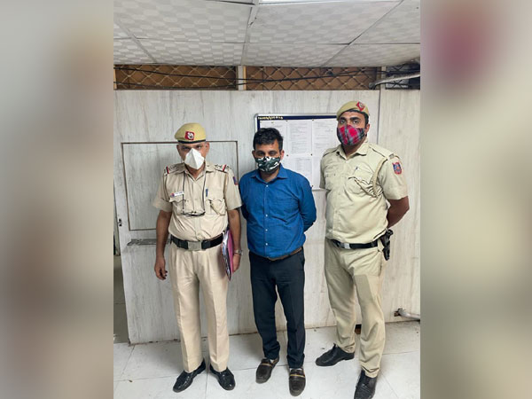 The accused, Rakesh Kumar Yadav, along with Kishangarh police personnel.