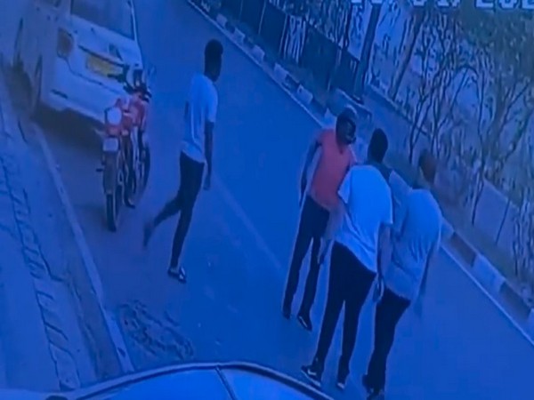 Two people looted at gunpoint in Delhi's Vivek Vihar (Photo:CCTV)