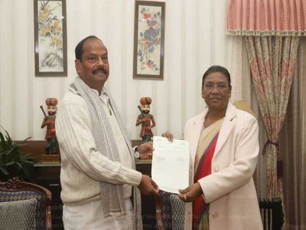 Jharkhand Chief Minister Raghubar Das on Monday handed over his resignation to Governor Draupadi Murmu at Raj Bhavan. Photo/ANI