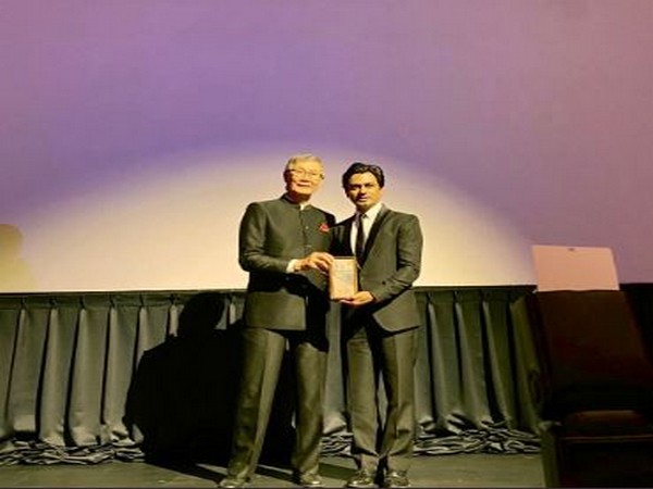 Nawazuddin Siddiqui receiving award from Charles Ho (Image Courtesy: Twitter)