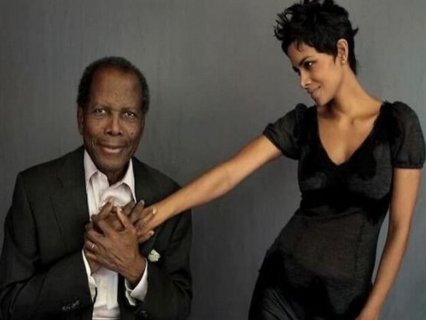 Sidney Poitier with Halle Berry (Image source: Instagram)